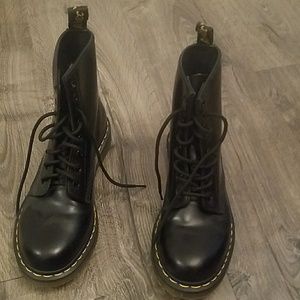 Size 7 doc martens